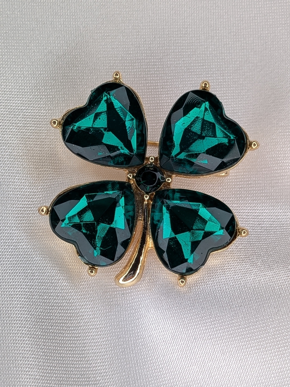 Emerald Green Heart Clover Brooch - Gold Tone